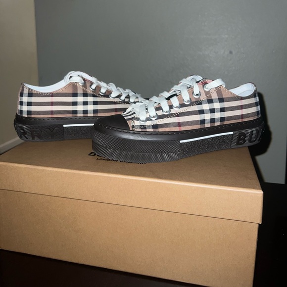 Burberry Sneakers . - Picture 5 of 5